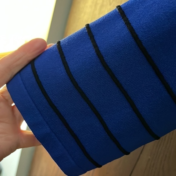 Cable & Gauge bright blue top with black stripes on the front. Size XL. - Picture 4 of 6